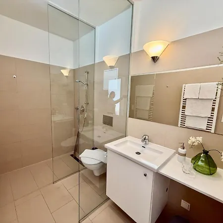 Fiorella Airport With Garden Lägenhet Schwechat