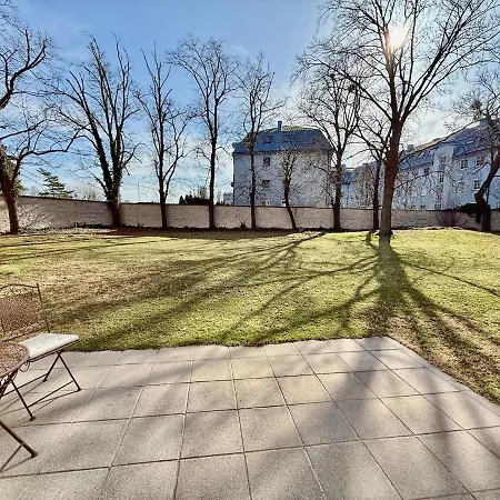 Fiorella Airport With Garden