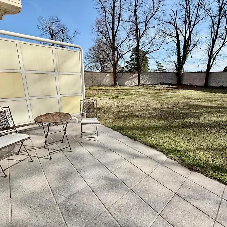 Lägenhet Fiorella Airport With Garden