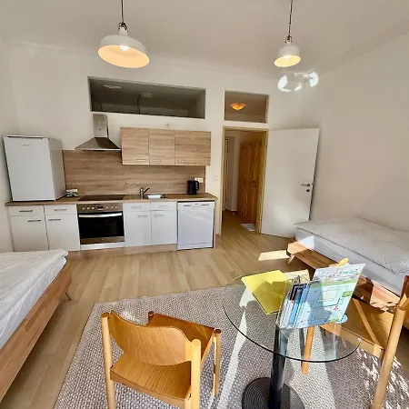 Fiorella Airport With Garden Lägenhet Schwechat