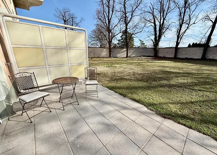 Lägenhet Fiorella Airport With Garden